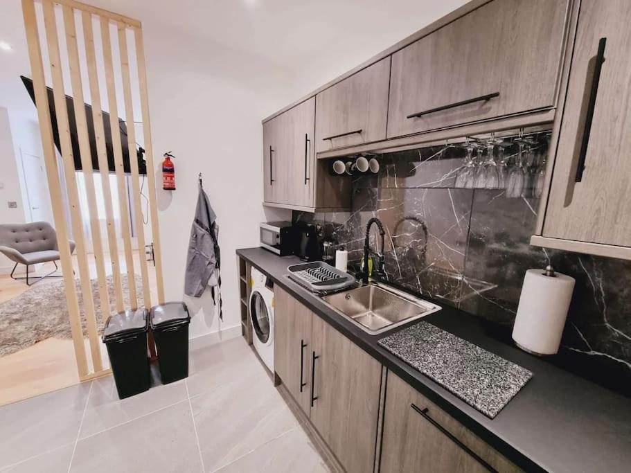 Lmk, Spacious 1 Bedroom Ground Floor Apartment, Ev Charger, Free Parking Wi-Fi, Great Location เบลฟาสต์ ภายนอก รูปภาพ
